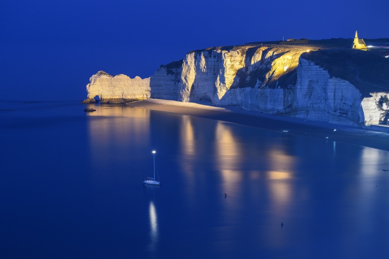 Etretat-i kékóriás - Etretat-i kekoras.jpg Etretat-i kekoras.jpg